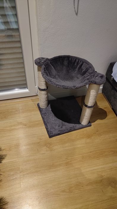 Arranhador e cama de gato