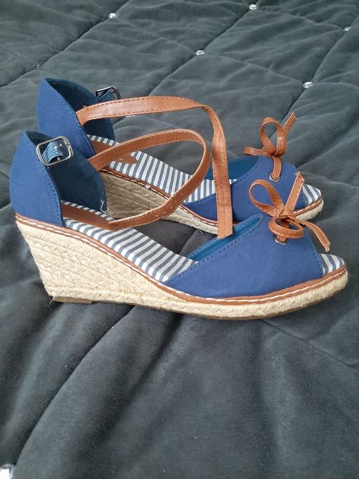 Buty damskie na koturnie