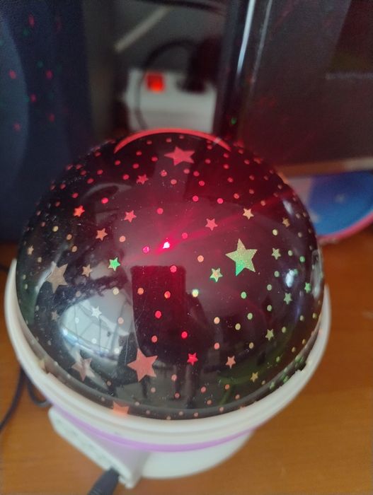 Lampka nocna projektor gwiazd gwiezdna kula dla dziecka