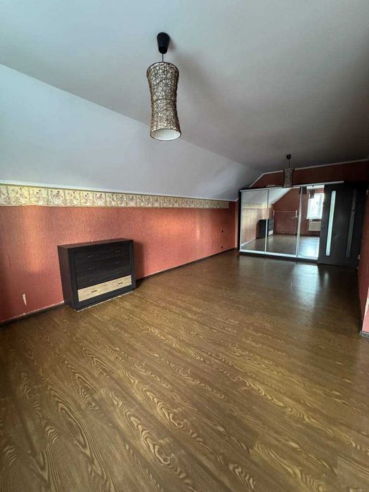 Гарний просторий будинок у передмісті Одеси