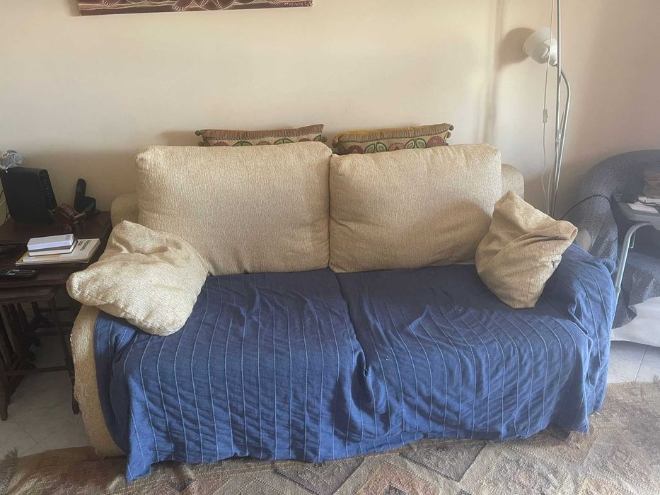 Sofá cama de dois lugares, bem confortável.