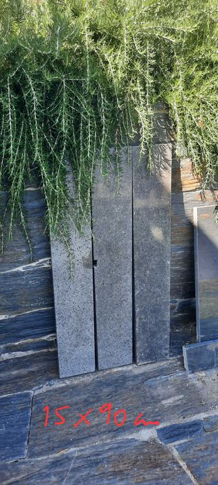 Placas pequenas de silestone cinzento.