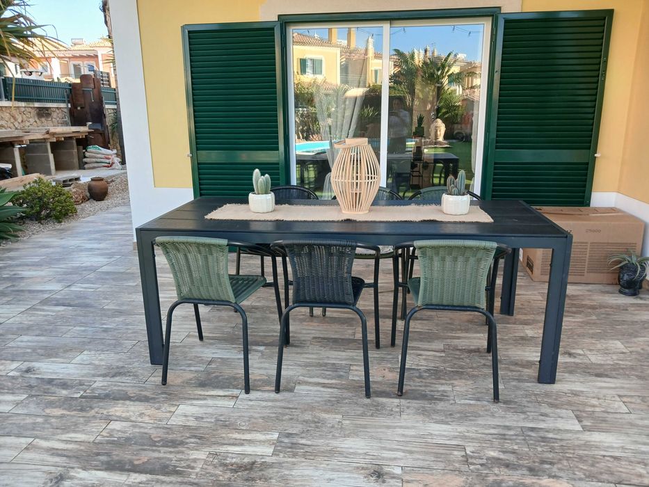 Mesa de jardim cinzenta