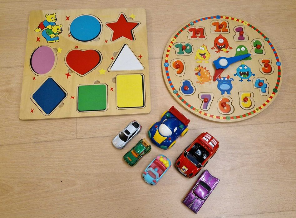 Conjunto carros e brinquedos de madeira (Relógio e formas)