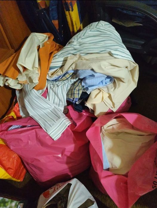 Camisas como novas manga comprida e curta, e calças ganga