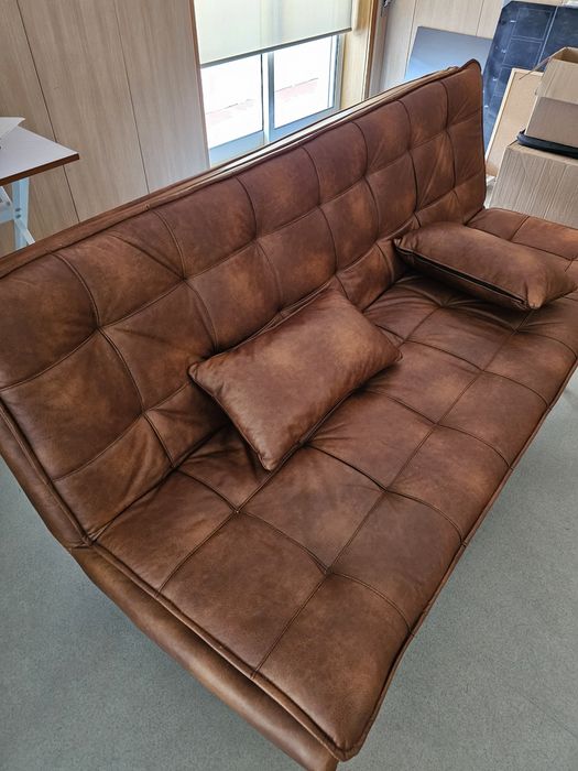 Sofá-cama como novo em pele sintética