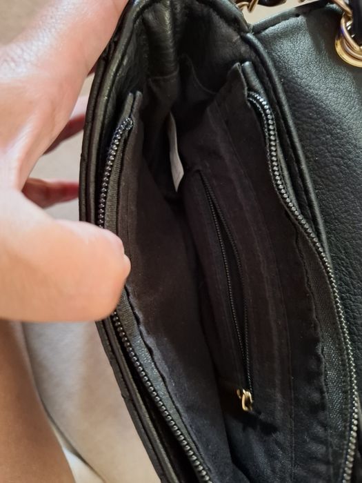 Mala preta a tiracolo