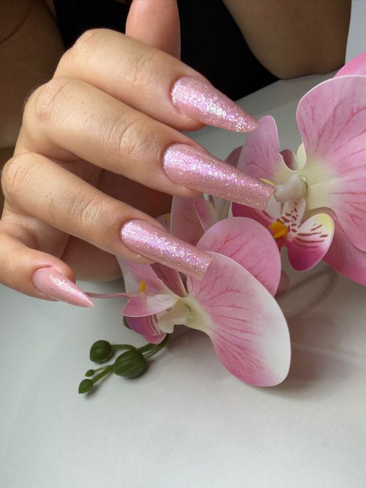 Precisa-se de Modelo para Extensão de Unhas em Gel