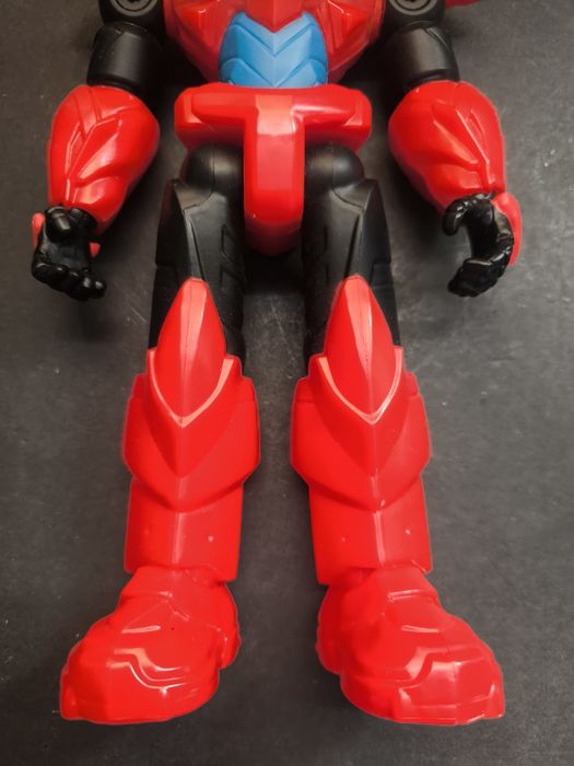 Robô de ação vermelho e amarelo