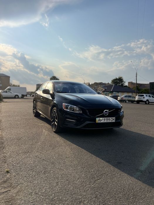 Volvo S60 T5.