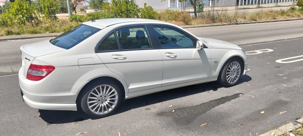 Venda de automóvel Mercedes C 220 CDI AMG com 115125 Km do ano 2010, com livro de histórico na marca, 1 dono.