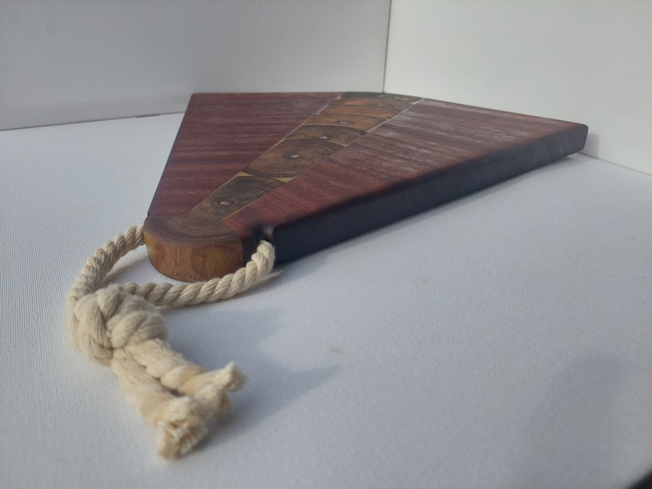 Tábua de apresentação / corte em mogno e resina epoxi