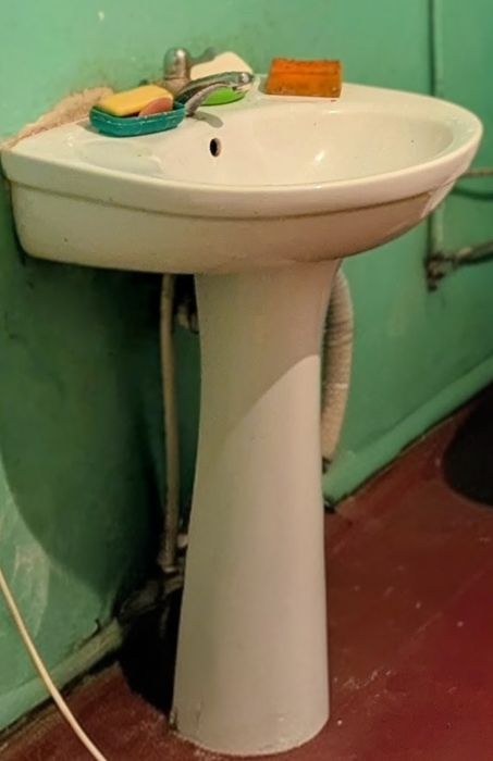 Продам умивальник з ніжкою і краном б/у