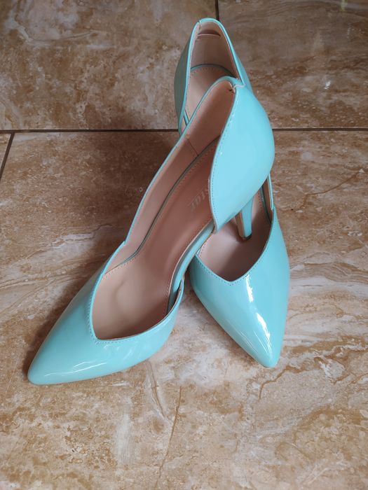 Nowe czółenka szpilki lakierowe