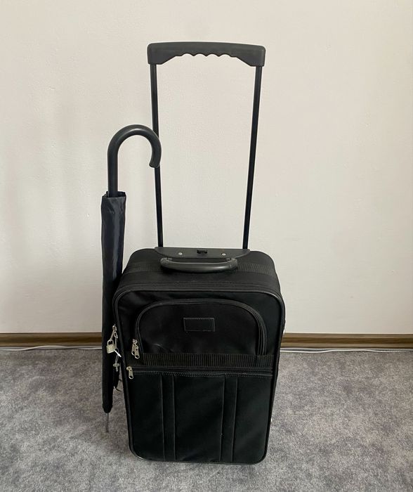 Czarna walizka podręczna na kółkach