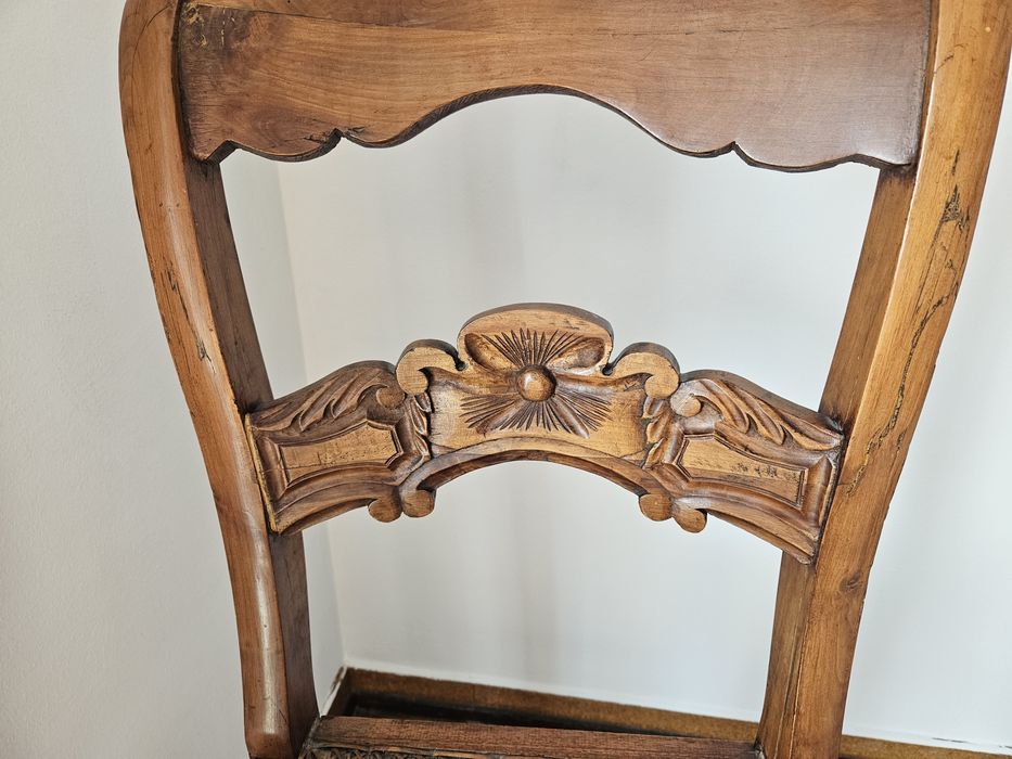 Cadeira antiga com assento de palha