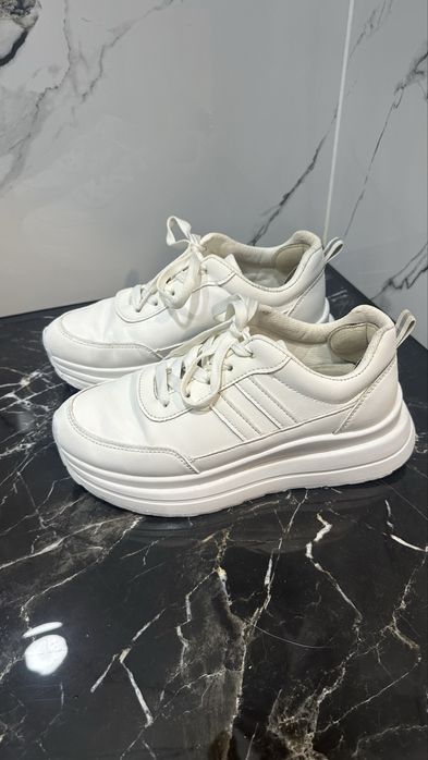 Кросівки жіночі білі