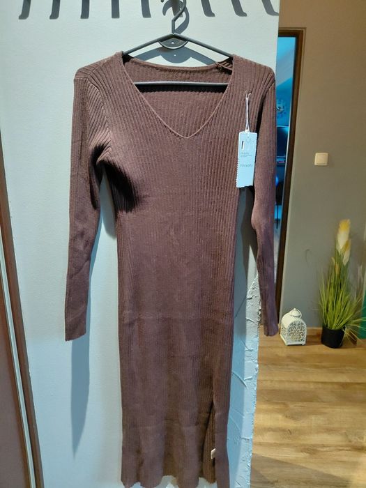 Czekoladowa sukienka prążek midi