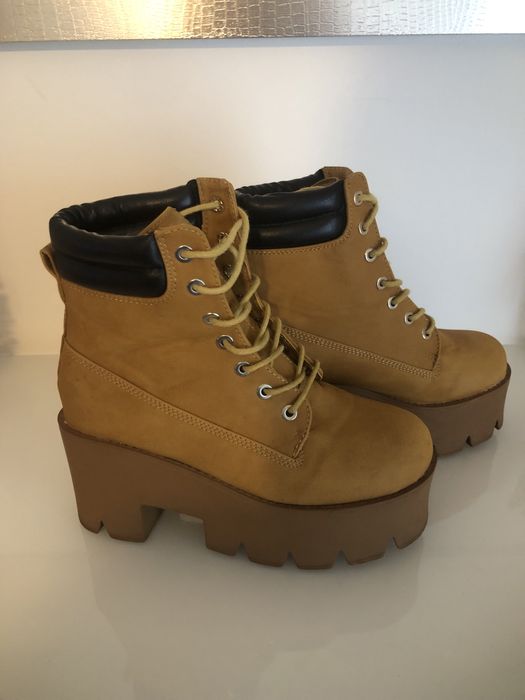 Botas amarelas com salto
