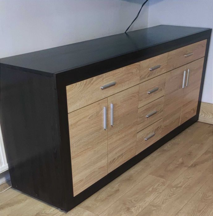 Pojemna i stylowa komoda, szuka właściciela!