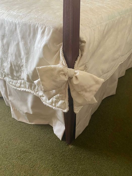 Conjunto Luxo Quarto Clássico – Colcha, Sanefa e Cortinados em Jacquard Marfim