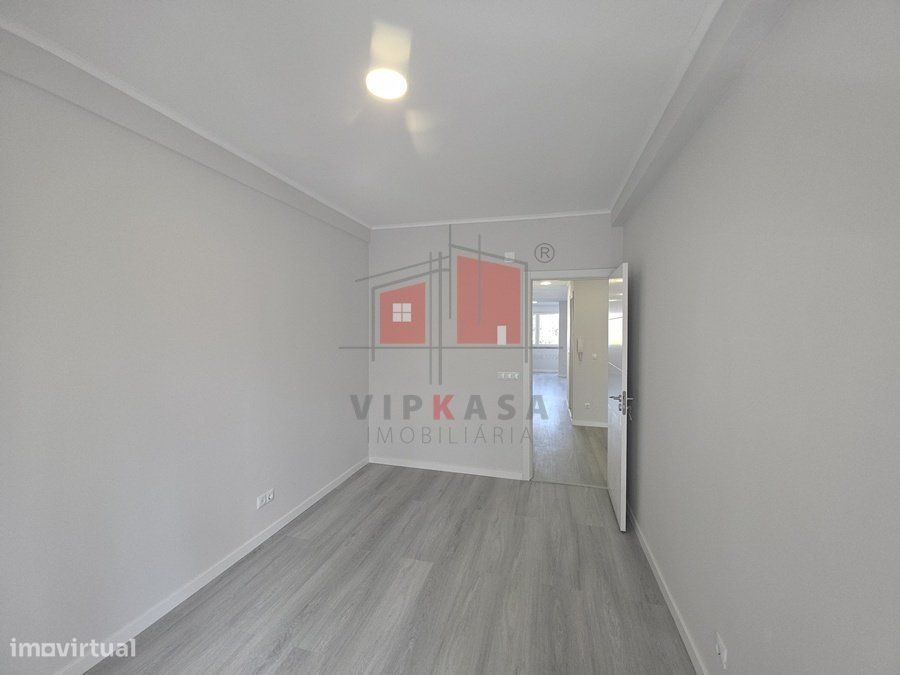 Apartamento T2 remodelado em Benfica
