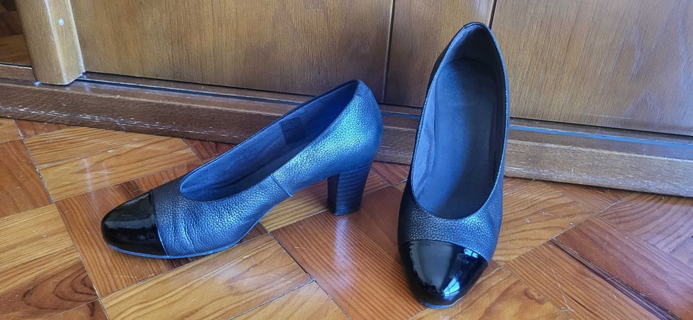 Sapatos Pretos/Prateados Tam 37