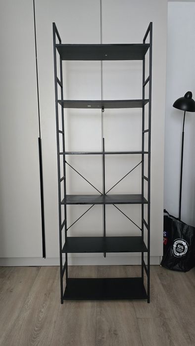 Czarny regał metal i drewno
