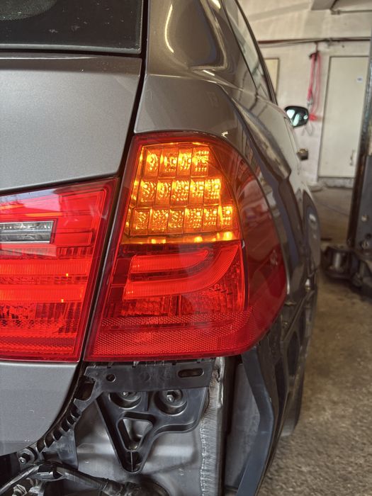 BMW E91 LCI Lift lampa prawa prawy tył w błotnik