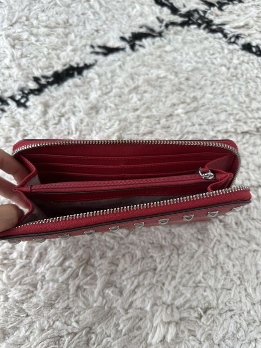 Carteira vermelha com tachas Michael Kors