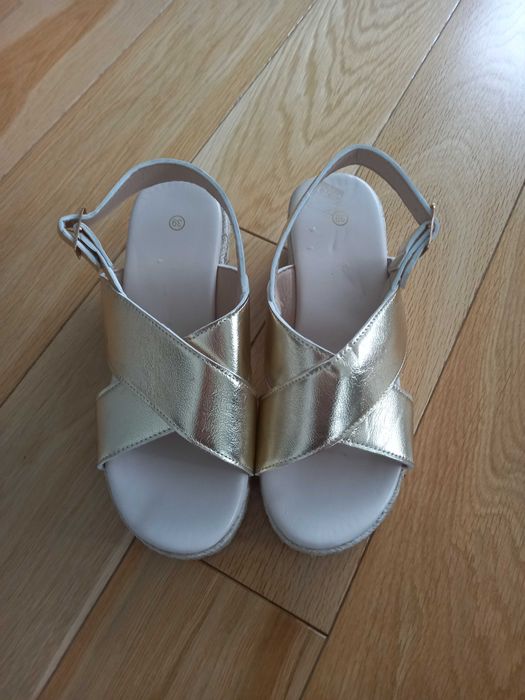 Sandały na koturnie.