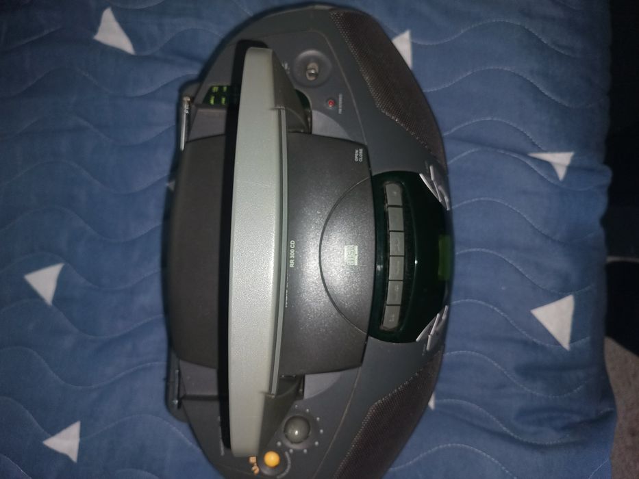 Radio przenośne z CD marki PHILIPS.