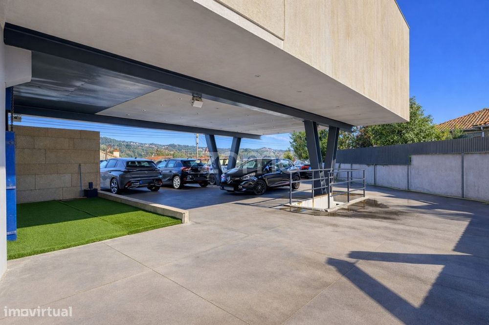 Pavilhão Multiuso Com Elevada Visibilidade Comercial Em Guimarães