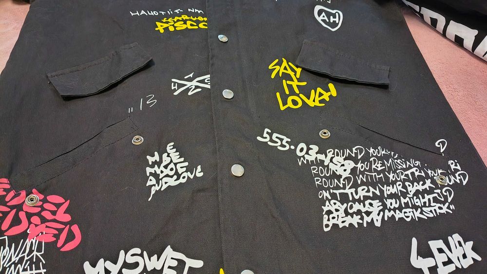 Kurtka płaszcz, czarna graffiti, kaptur, kieszenie unisex L