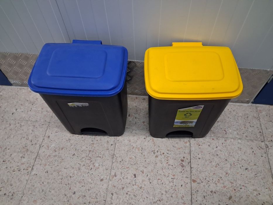 Baldes reciclagem amarela e azul