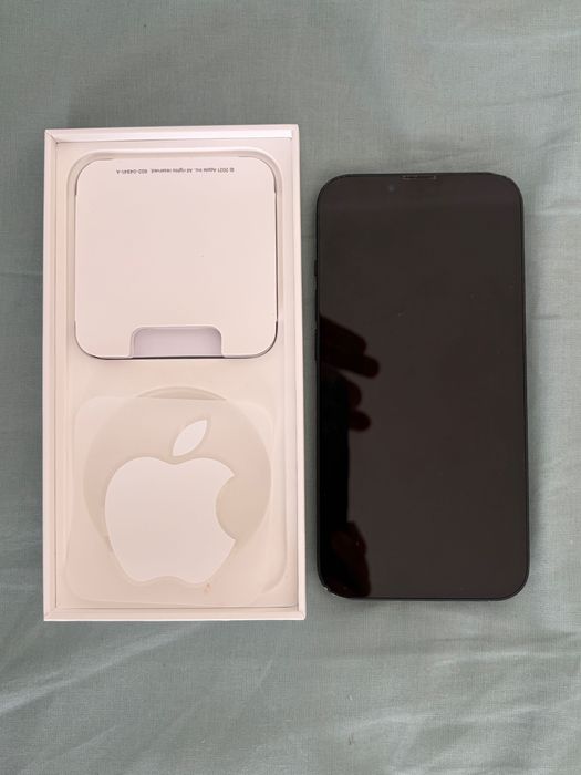 iPhone 13, 128 GB, preto, em bom estado, cabo incluído.