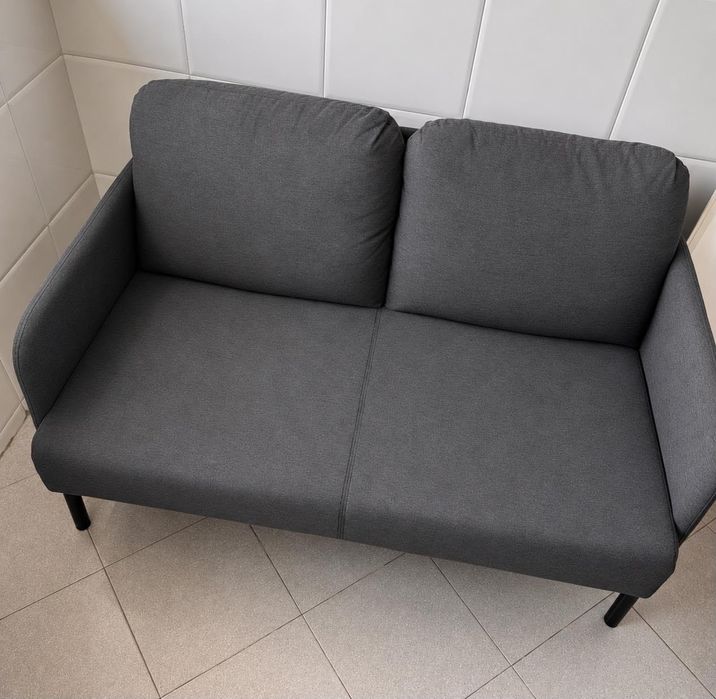 Um sofá para o corredor ou cozinha