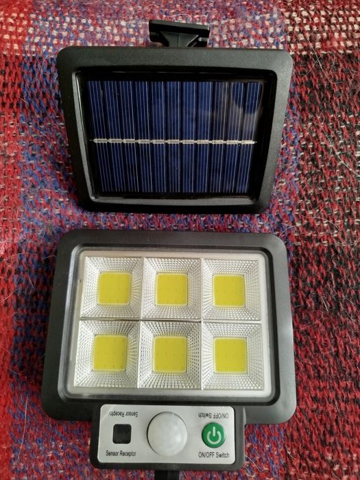 Прожектор з сонячною панеллю