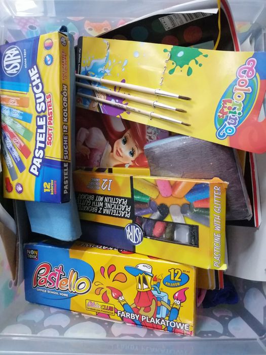 Pudełko z artykułami plastycznymi