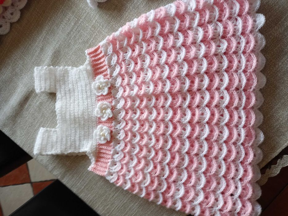 Sukienka robioną na szydełku dla dziewczynki