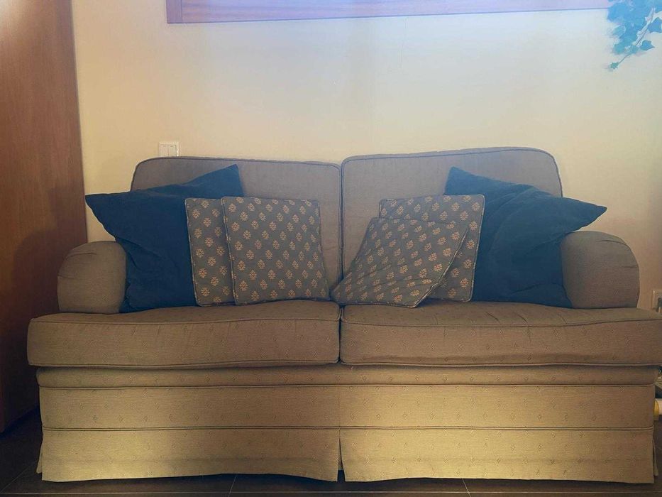 2 Sofás (vendidos em conjunto ou separado)