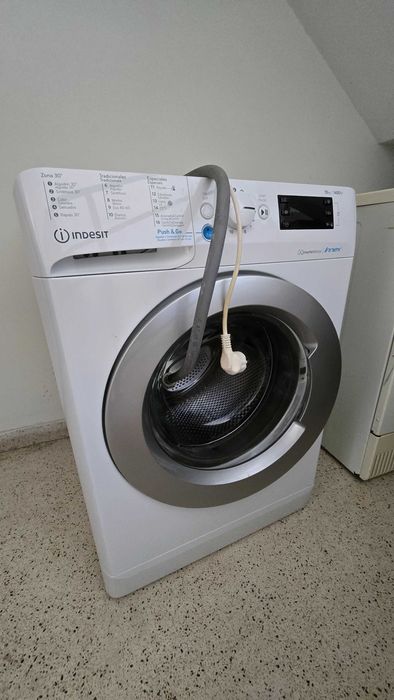 Uma máquina de lavar e outra de secar roupa