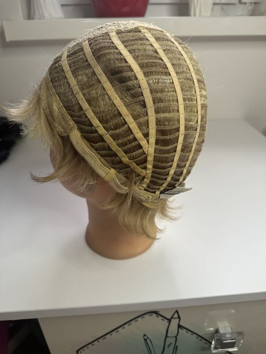 Peruka jasny blond krótka firma Rokoko