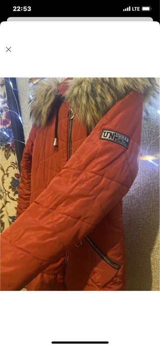 Зимнее польто с меховым капюшоном