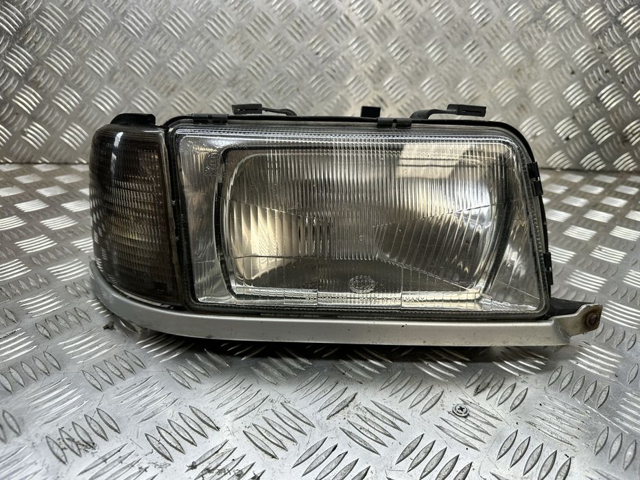 Lampa Przód Prawa Kierunek Audi B4 80