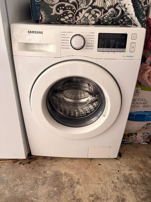 Maquina de lavar roupa usada suja de estar guardada  com 4 anos
