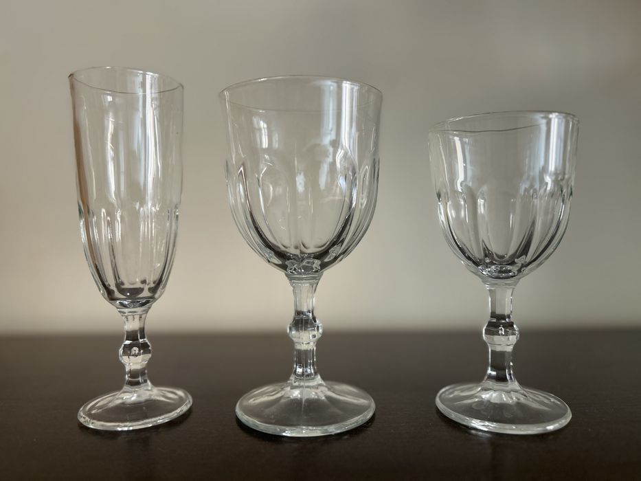 Copos de vinho, água e flute