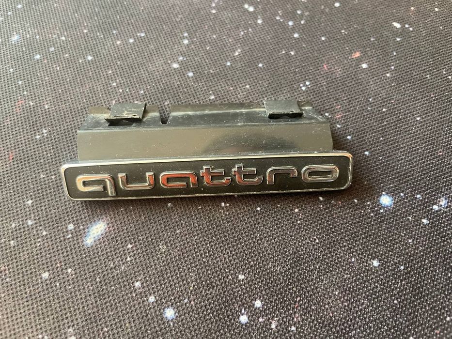 шильдик quattro в решітку бампера 8W0853736b