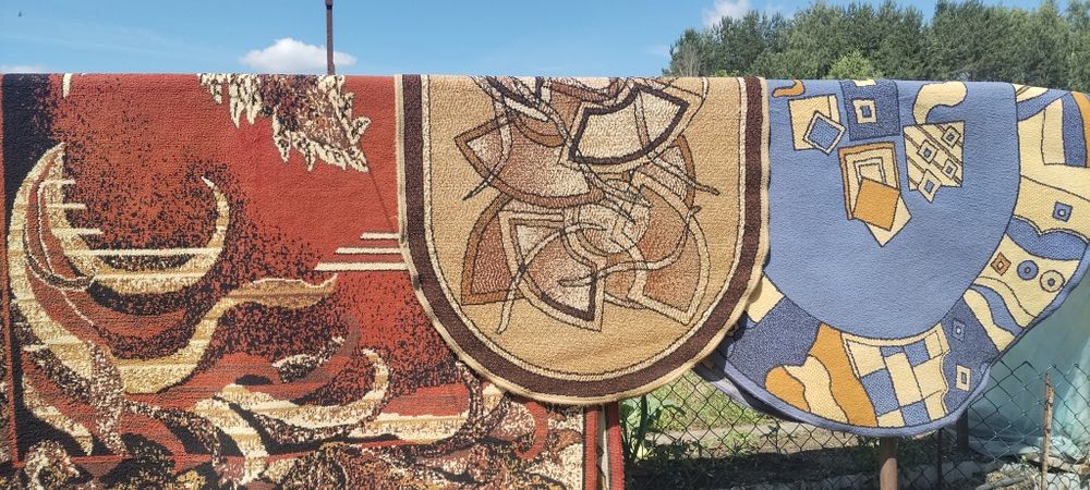 Dywany widoczne na zdjęciu