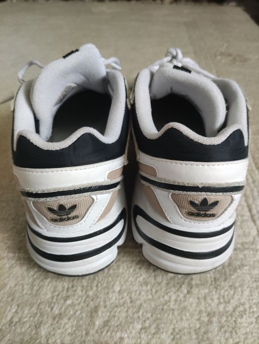 Tênis adidas branco e pretos